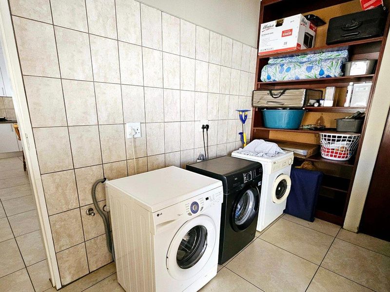 8 Bedroom House For Sale in Pionierspark - Photo 9