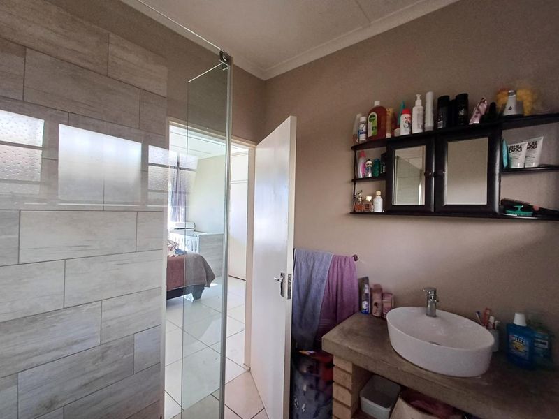 Perfect for the Young Professional or Single Tenant – Cozy, Convenient Living on Republic Road - Photo 8