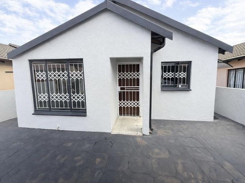 Three bedrooms house for sale in Soshanguve V V East Ext 4 - Photo 3