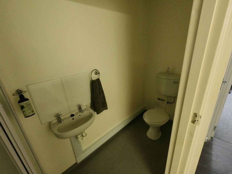 Secure double volume warehouse/offices to let - Montague Gardens. - Photo 8