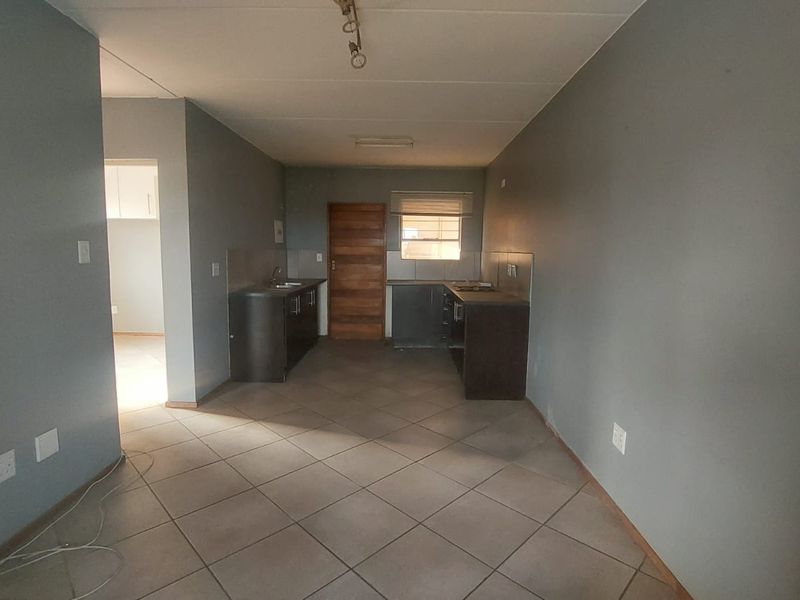 Spacious 2-Bed Ground Floor Unit in Secure Tinderwood Village - Photo 4