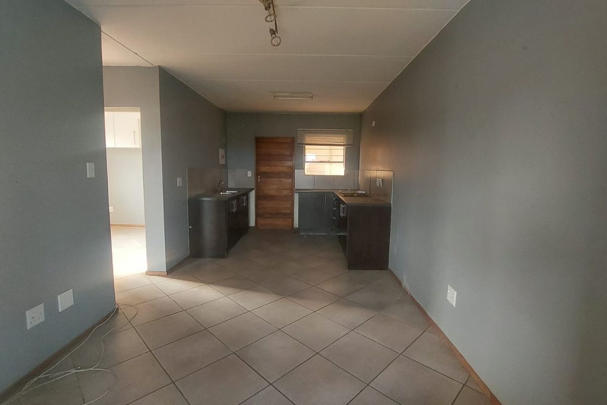 Spacious 2-Bed Ground Floor Unit in Secure Tinderwood Village - Photo 4