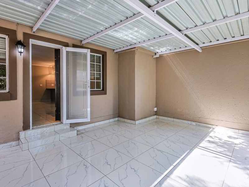 Charming 3-Bedroom Townhouse in Equestria - Photo 5