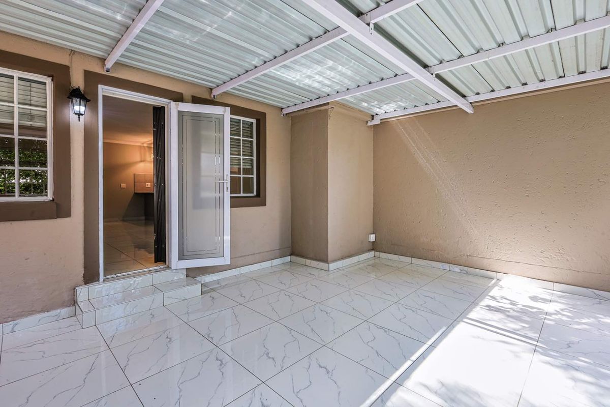 Charming 3-Bedroom Townhouse in Equestria - Photo 5