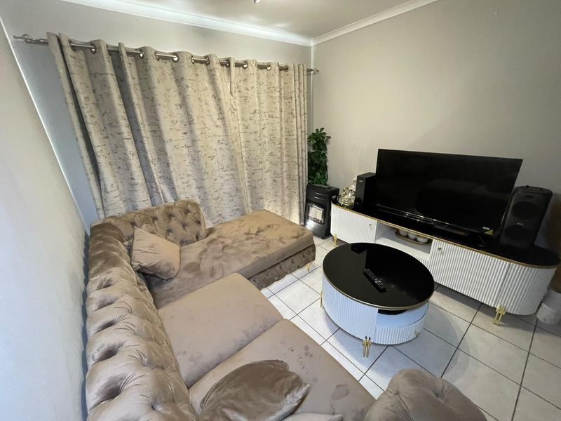 Conveniently Located 2-Bed Unit Near Schools & Shopping! - Photo 8
