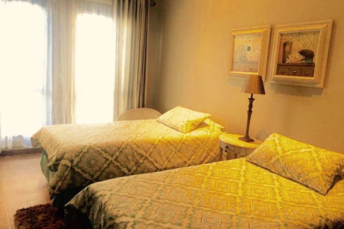 North facing family home with a separate flat - in quiet street, with beautiful views and near amenities - Photo 5