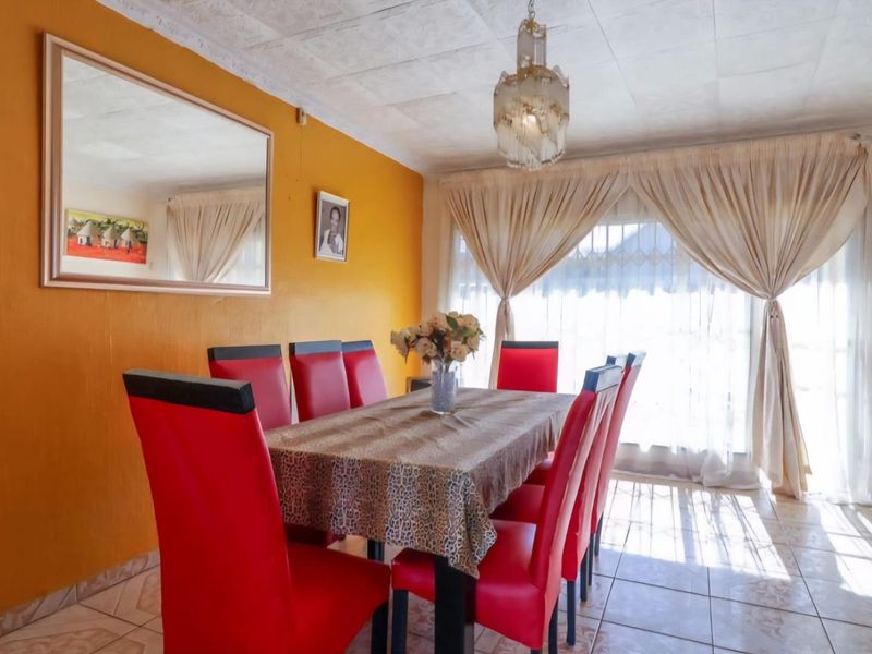 Your perfect family Home  with study, work from home, large back garden and storage, Awaits! - Photo 8