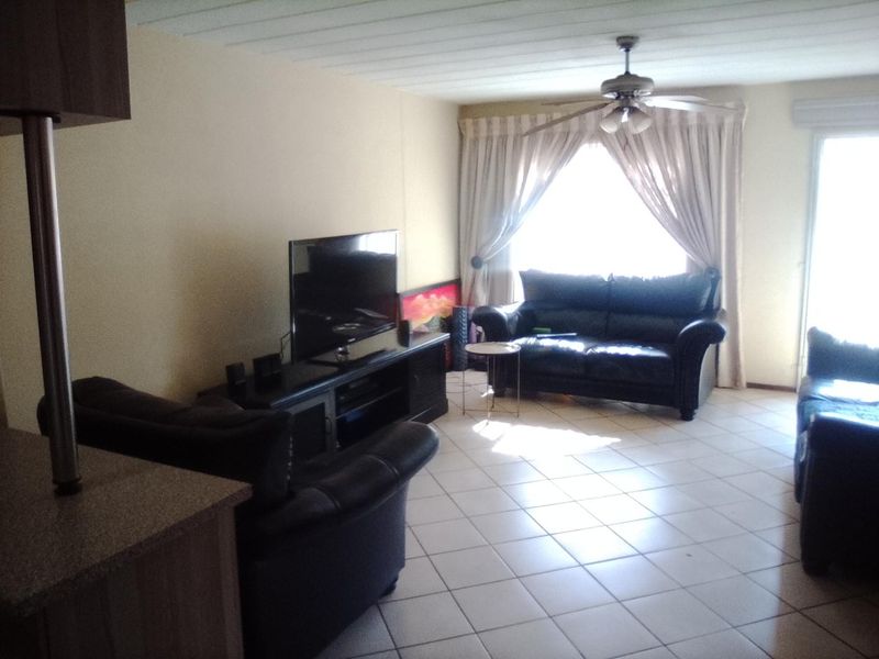 REFURBISHED GROUND FLOOR UNIT - Photo 3