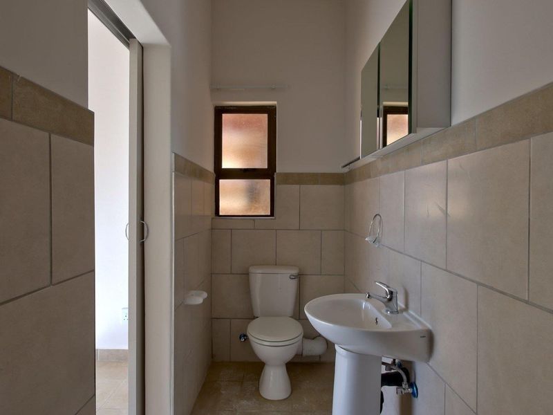 Perfect 3Bedroom lockup and go! - Photo 9