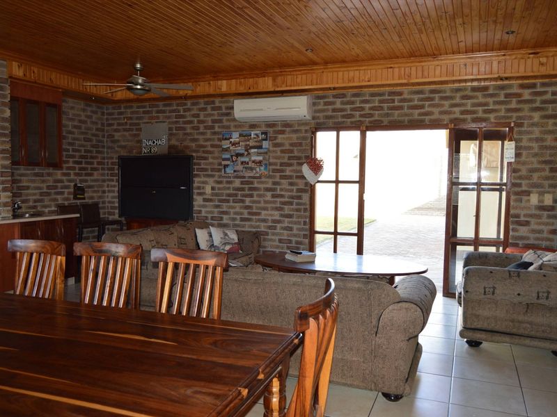 Well located family home close to Town, Hospital and School perfect for the extended family or for home office - Photo 6