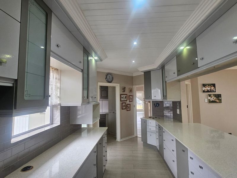 Charming family home in Hartenbos, Garden Route - Photo 10