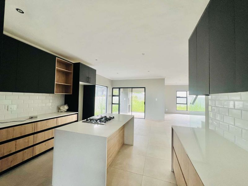 Modern Luxury Living in a prestigious estate - Photo 2