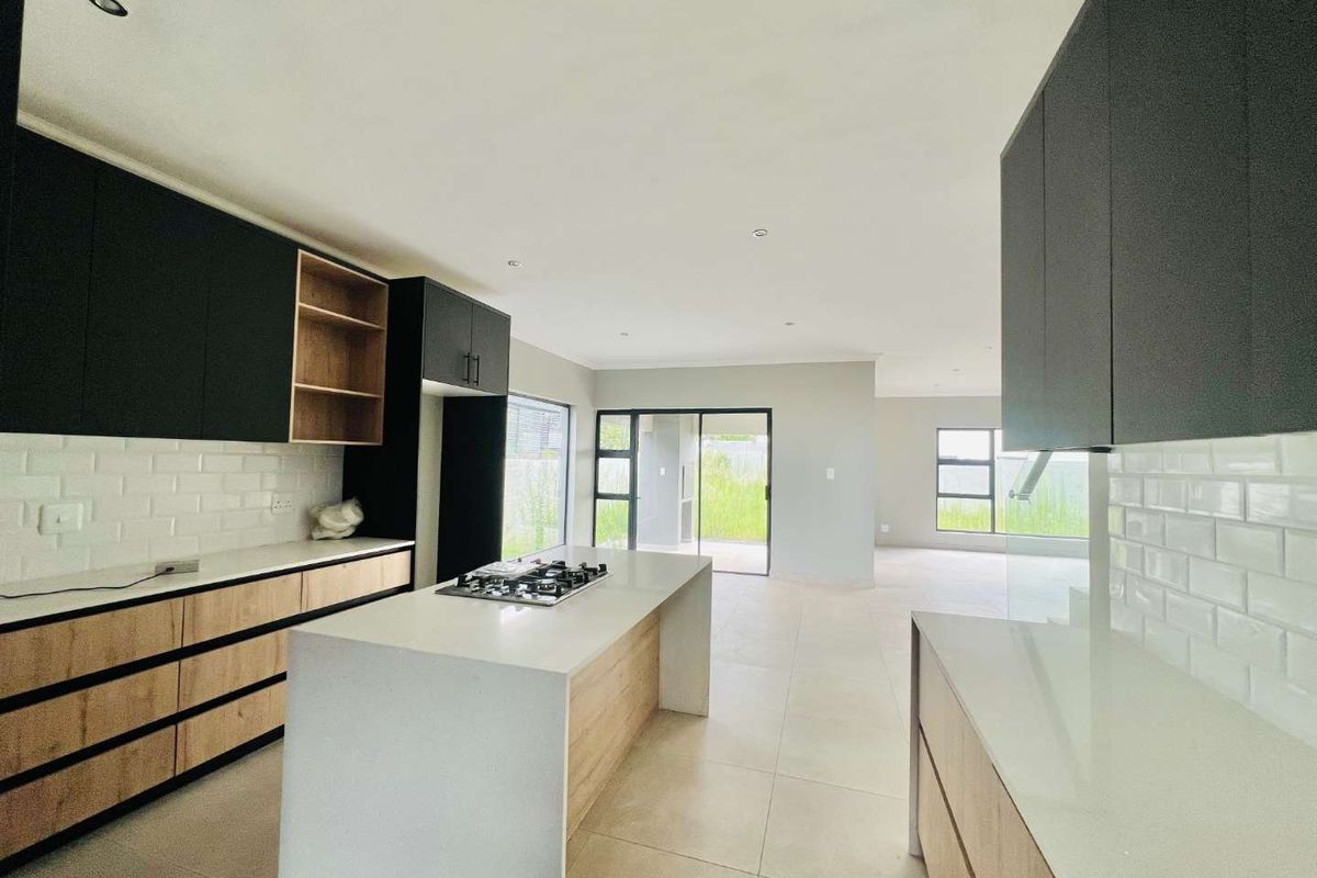 Modern Luxury Living in a prestigious estate - Photo 2