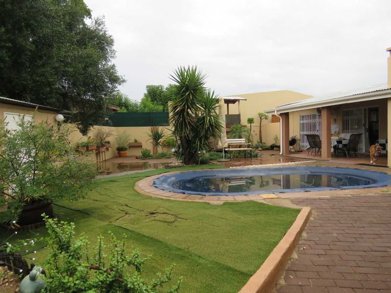 Ideal Family Haven: Spacious Home, Flat & Large Garage - Photo 2