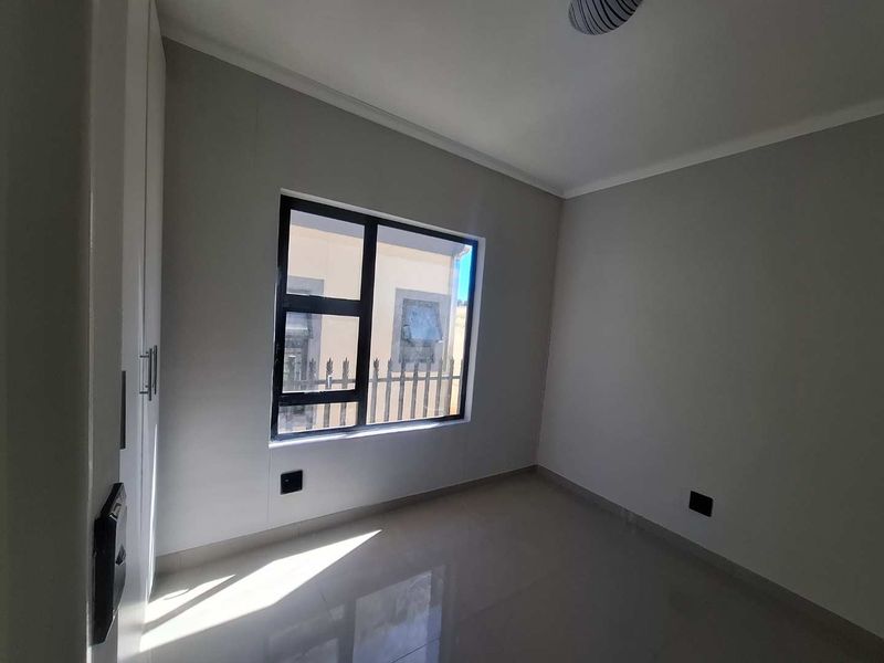 NEW  ROCKY CREST- EXTENSION 4| Brand New Unit - Costs Inclusive - Photo 3