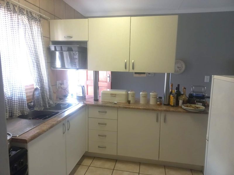 1 bedroom unit on first floor with great size balcony & play park, communal pool + 24 hour security - Photo 6