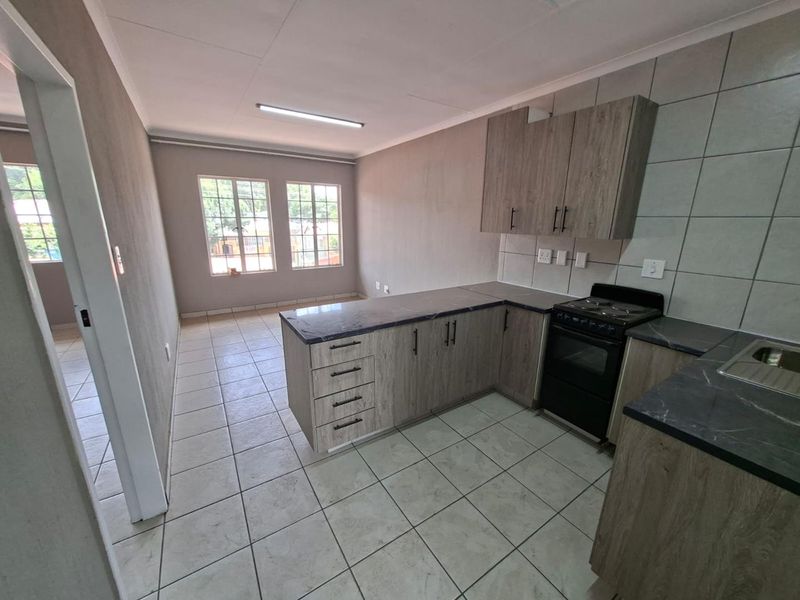 Newly Renovated Townhouse - Photo 2