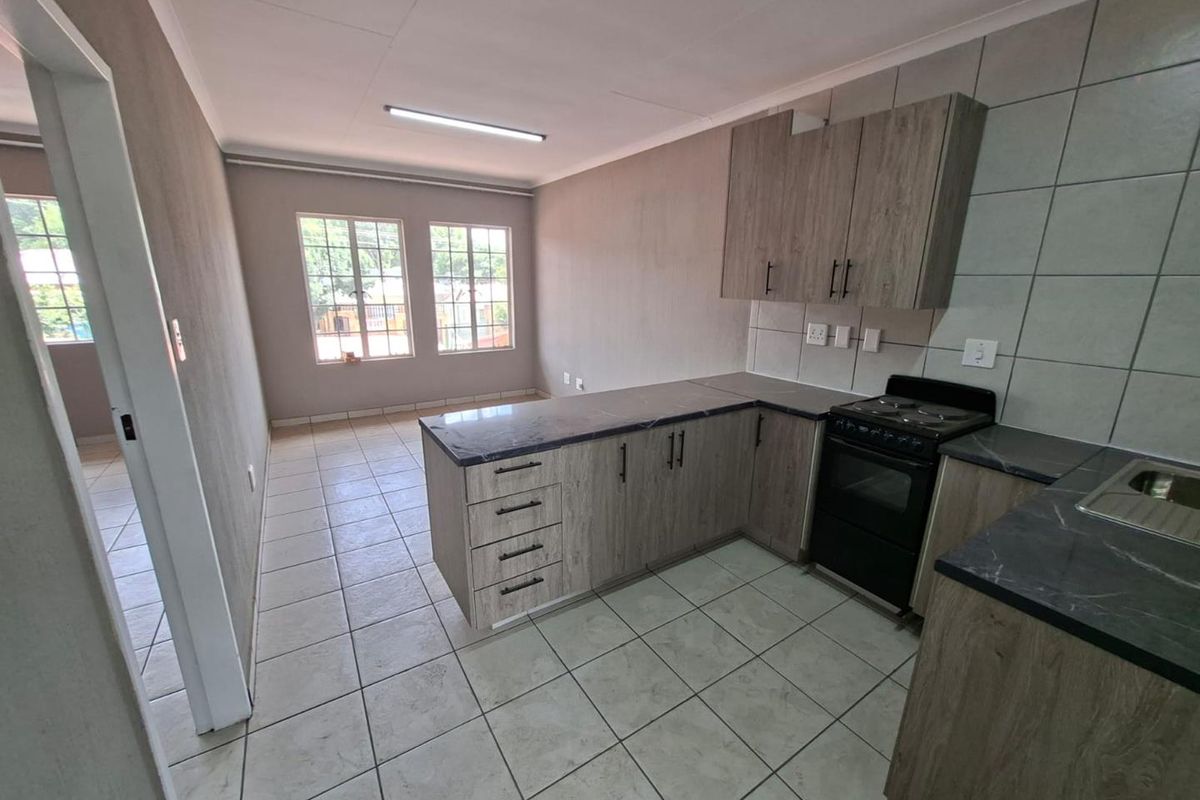 Newly Renovated Townhouse - Photo 2