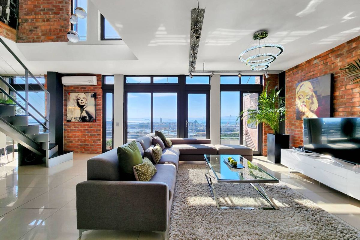 Industrial Chic Penthouse with private roof terrace - Photo 2