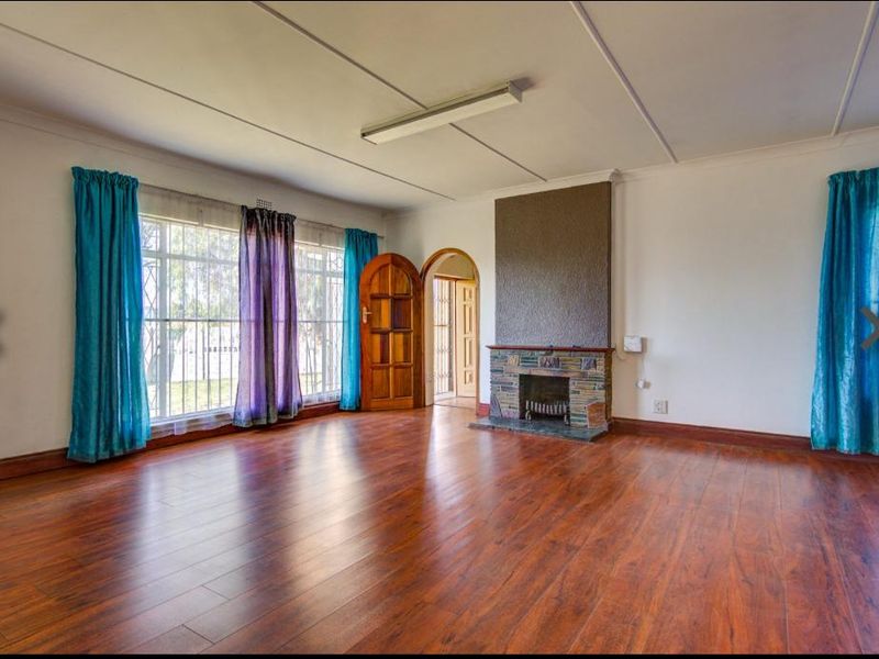 " Charming Family Home with Abundant Amenities" - Photo 7