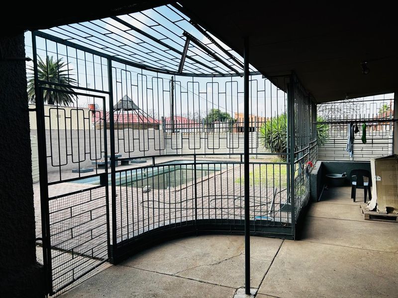 Family-Friendly 4-Bed Home - Photo 2