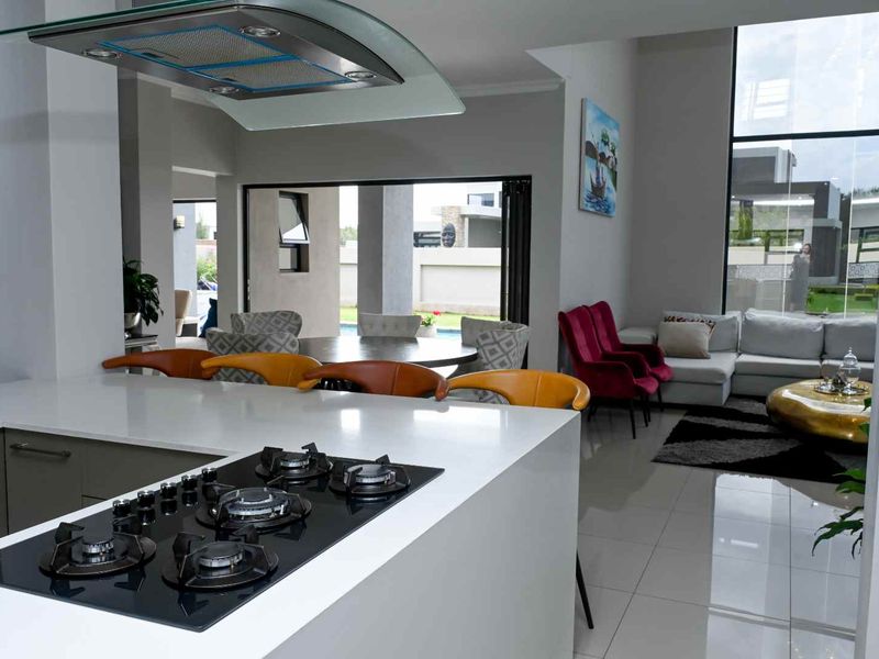 Magnificent Modern 4 Bedroom, 3,5 Bathroom House to Rent in the sought after Six Fountains Estate. Ideal for the Executive or an Embassy. - Photo 3