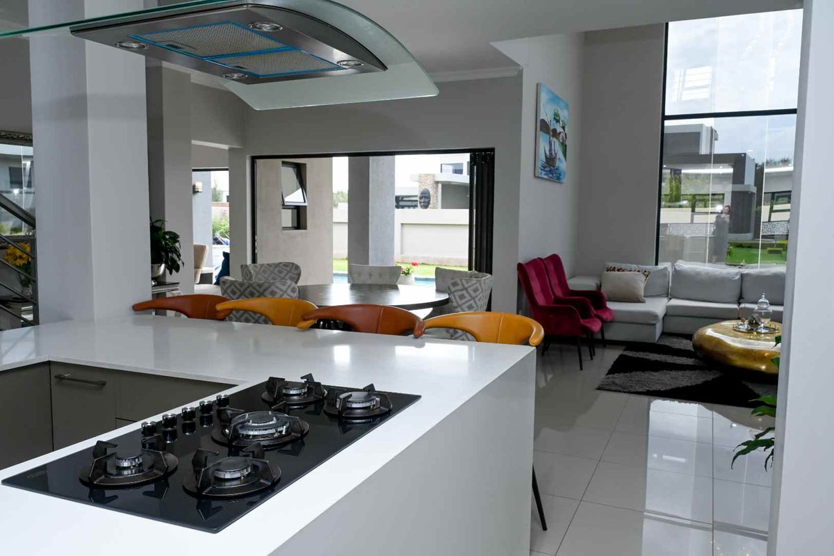 Magnificent Modern 4 Bedroom, 3,5 Bathroom House to Rent in the sought after Six Fountains Estate. Ideal for the Executive or an Embassy. - Photo 3