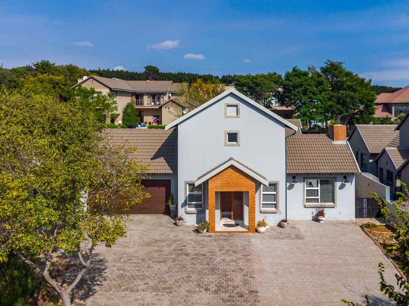 Stylish, Spacious & Secure – The Perfect Family Home in Mooikloof Country View Estate - Photo 2