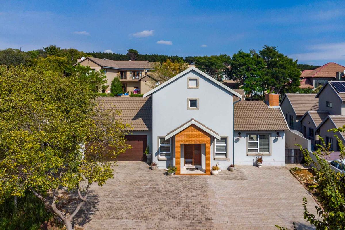 Stylish, Spacious & Secure – The Perfect Family Home in Mooikloof Country View Estate - Photo 2