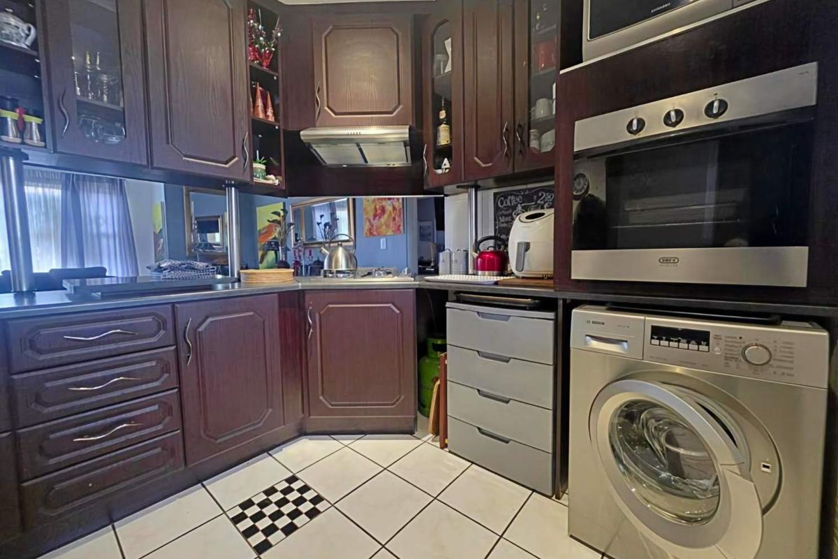 3 Bedroom Townhouse for Sale in New Redruth - Photo 3