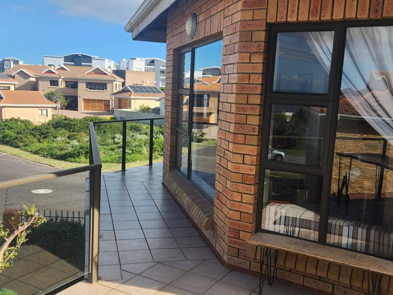 HOME OF DISTINCTION IN SMALL COMPLEX WITH SEA VIEWS - Photo 4