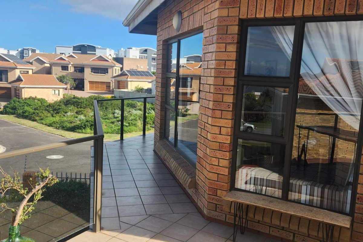 HOME OF DISTINCTION IN SMALL COMPLEX WITH SEA VIEWS - Photo 4