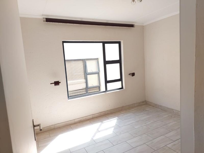 3 BEDROOM APARTMENT FOR SALE NEAR LONE HILL. - Photo 3