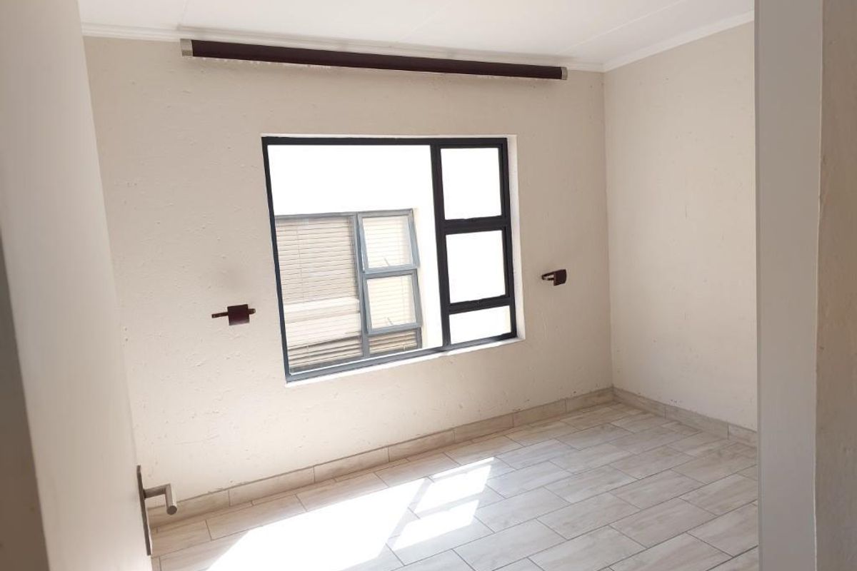 3 BEDROOM APARTMENT FOR SALE NEAR LONE HILL. - Photo 3