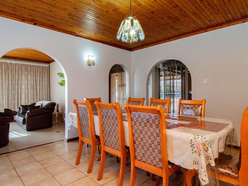 Beautiful Secured Home with Newly Renovated Kitchen - Photo 4