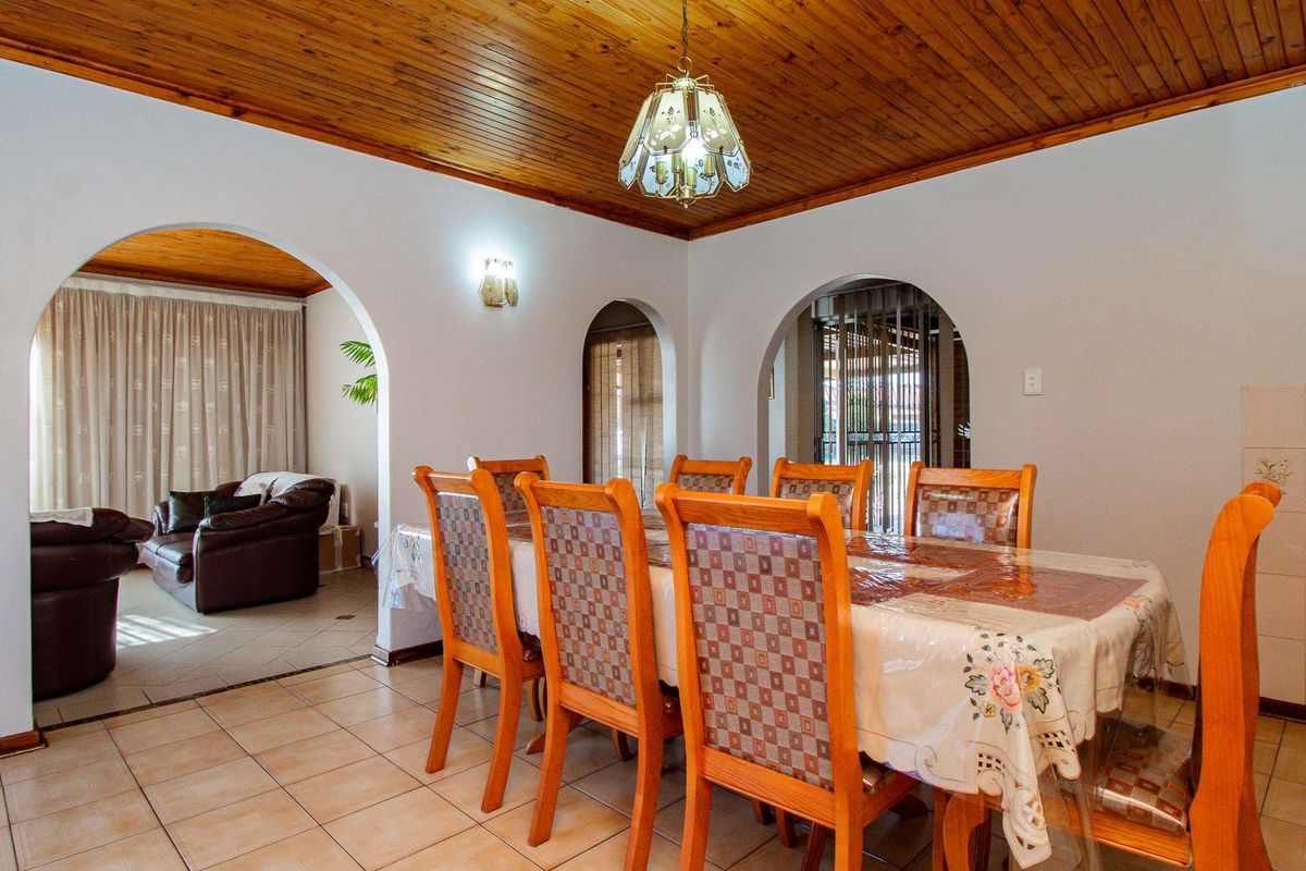 Beautiful Secured Home with Newly Renovated Kitchen - Photo 4