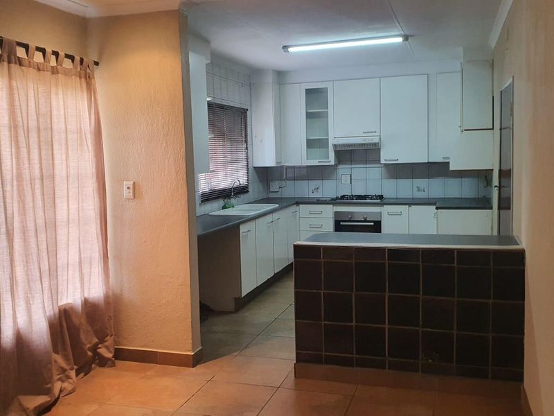 Well kept family home in established area - Photo 9