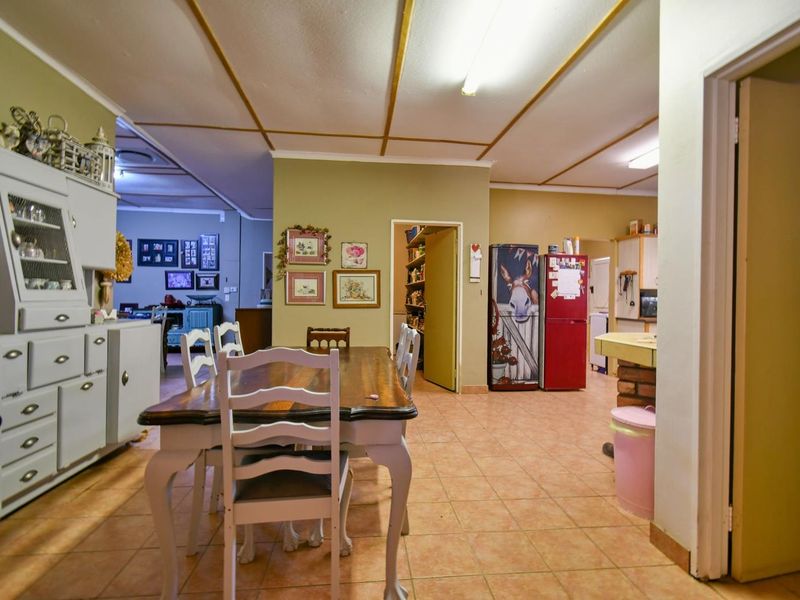 Outjo:  HUGE home WITH A LOT ON OFFER - Photo 8