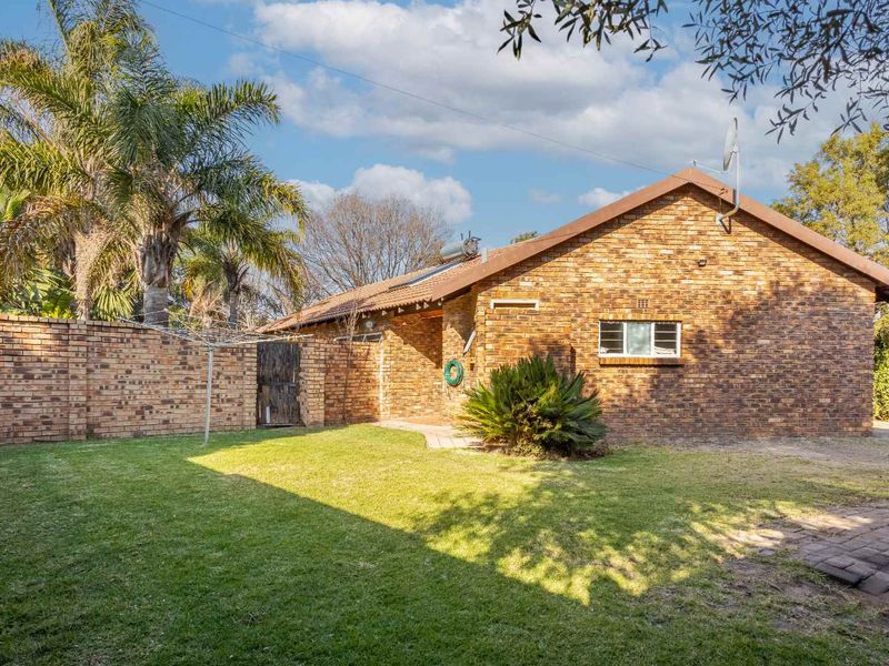 Charming 3-Bed Home with Pool & Solar Power - Photo 7