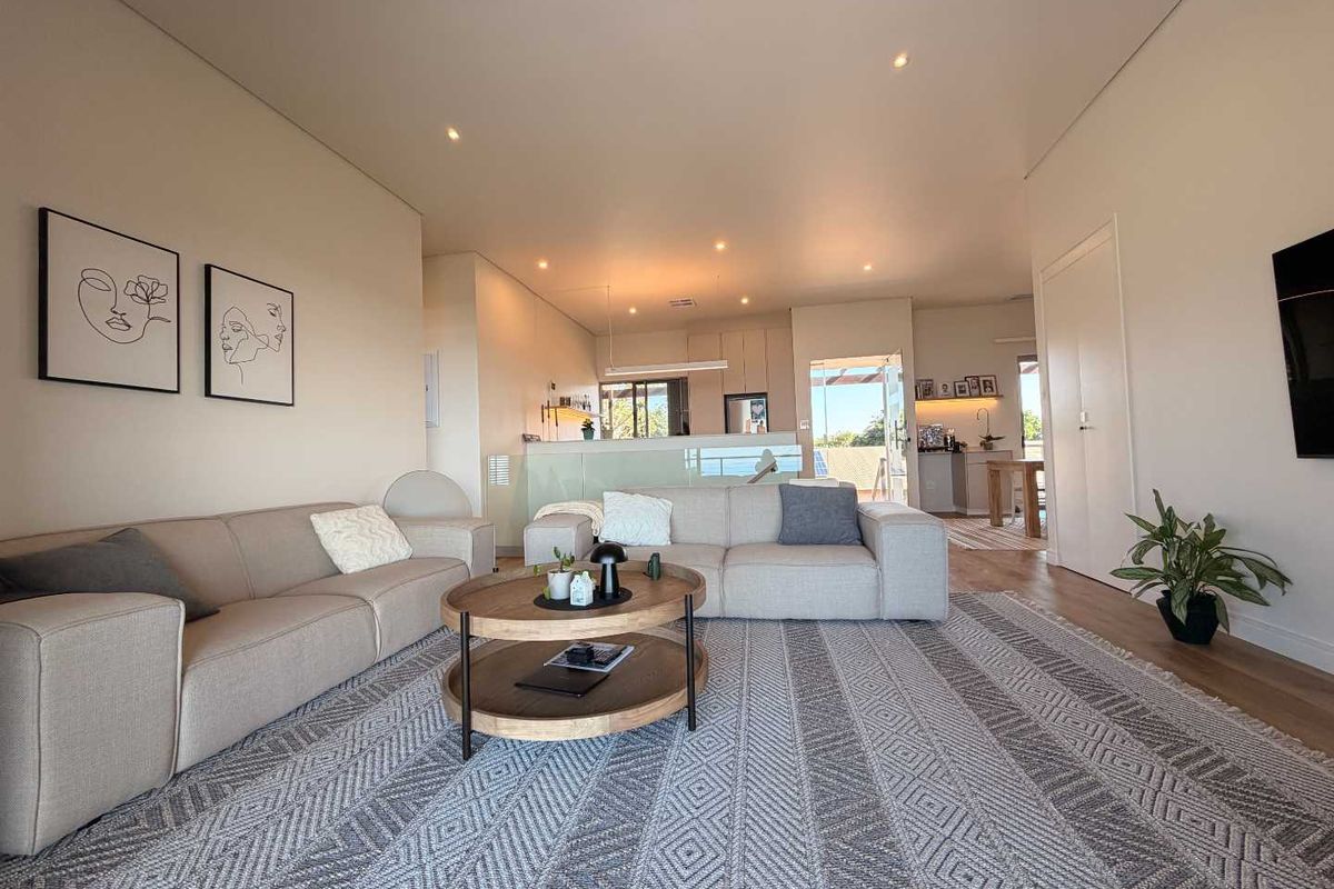 Renovated 4 Bedroom Townhouse with Sea View - Photo 4