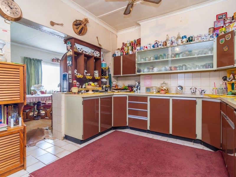 Expansive living, perfect for family and friends. - Photo 9