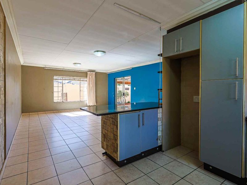 Charming 2 Bedroom Townhouse in Wierda Crest Estate - Photo 4