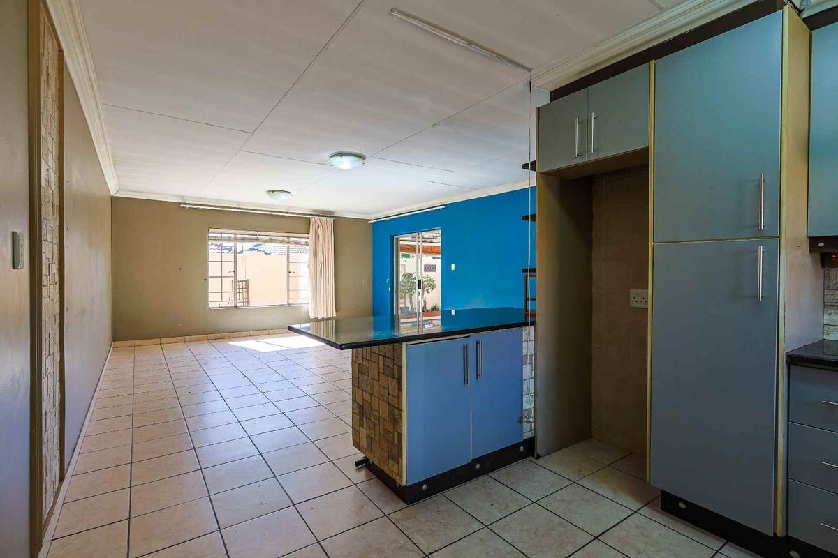 Charming 2 Bedroom Townhouse in Wierda Crest Estate - Photo 4