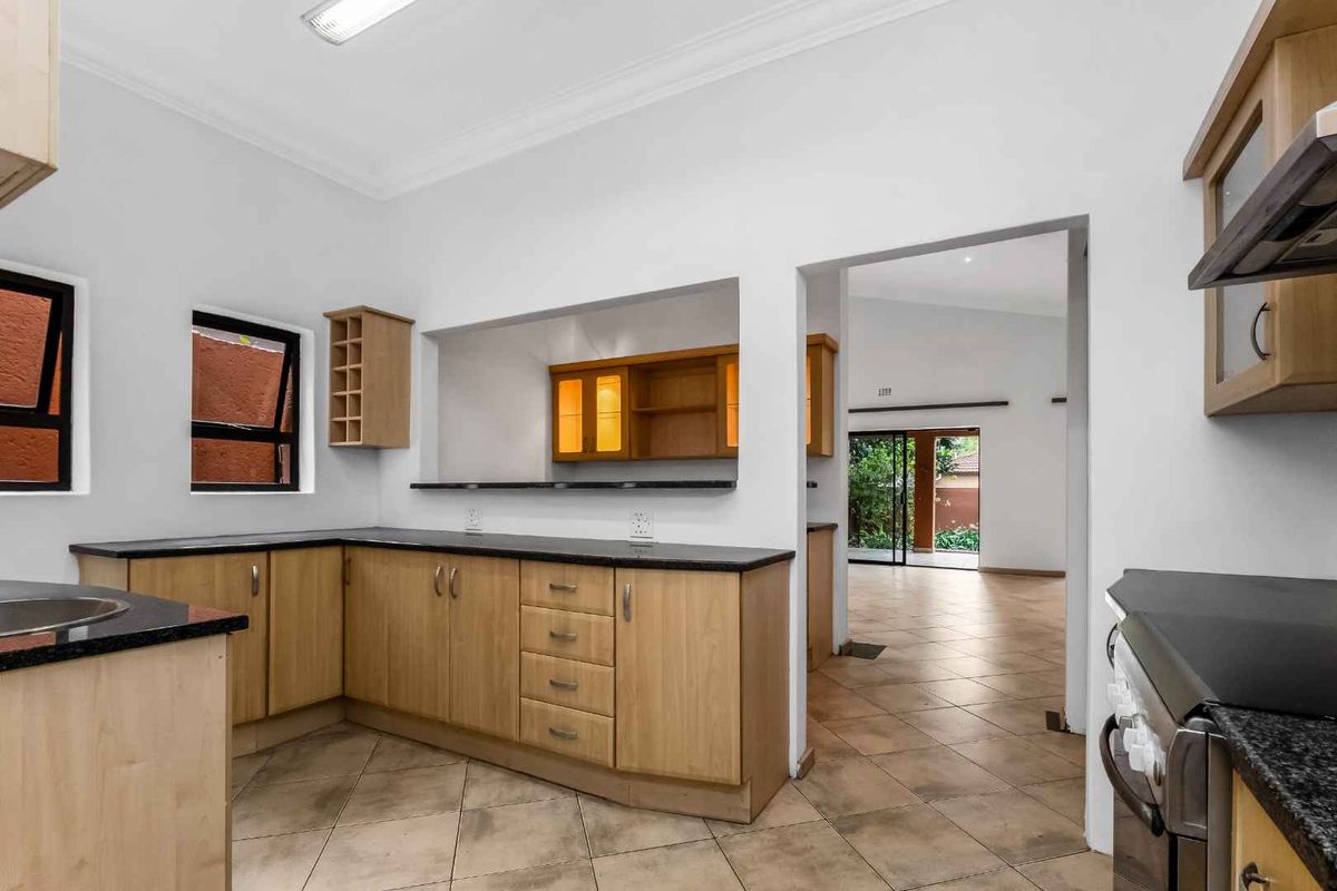 PRIVATE AND CHARMING FAMILY HOME SITUATED IN A QUIET LOCATION - Photo 4