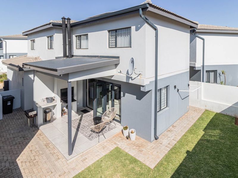 Perfect location and pristine estate home for the larger family. - Photo 4