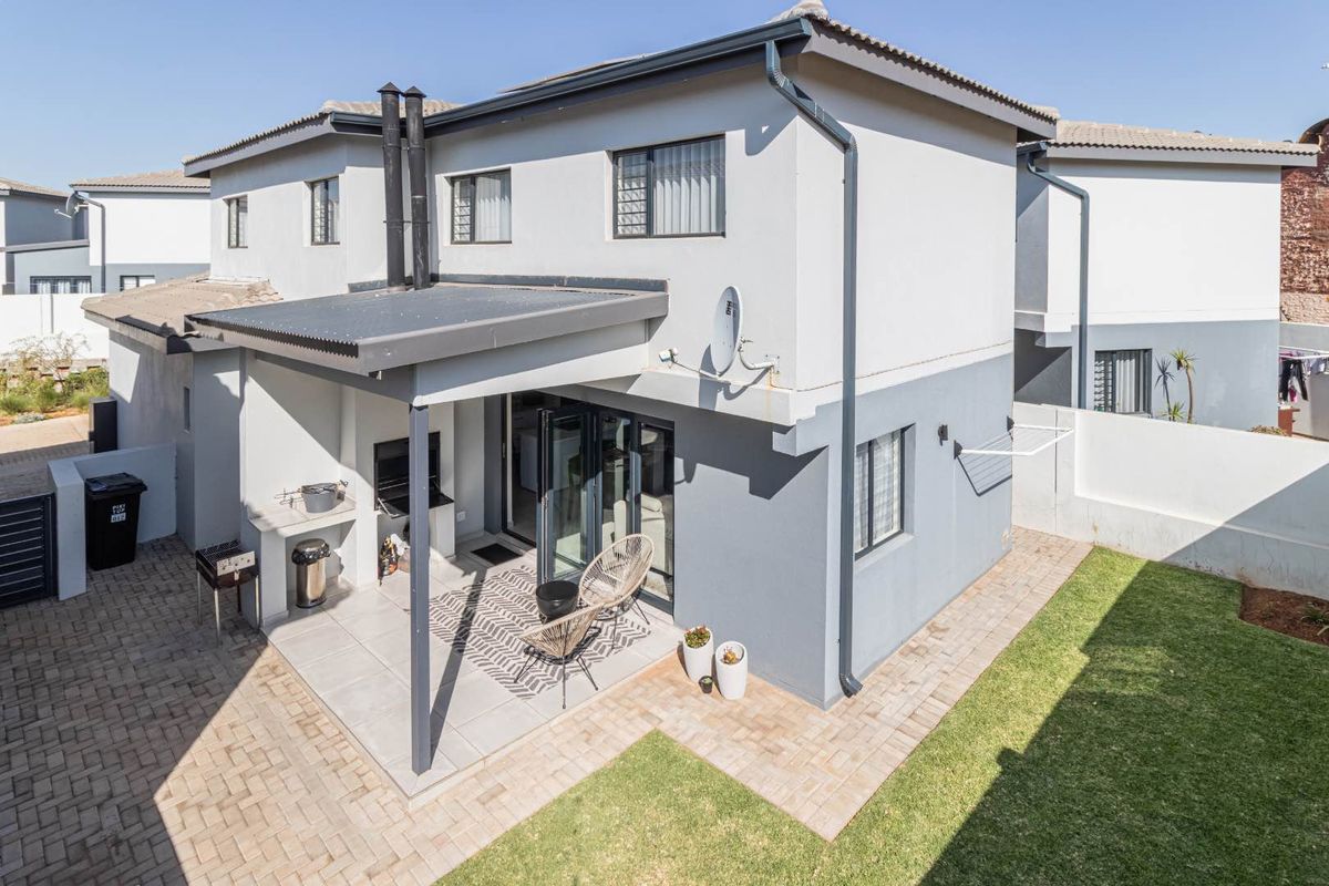 Perfect location and pristine estate home for the larger family. - Photo 4