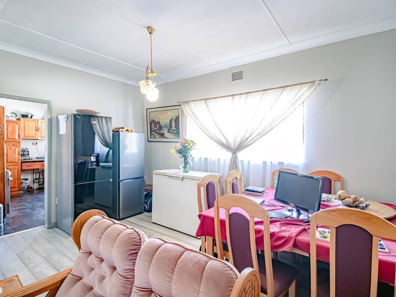 Spacious 3-Bedroom Home with Flatlet & Pool - Photo 5