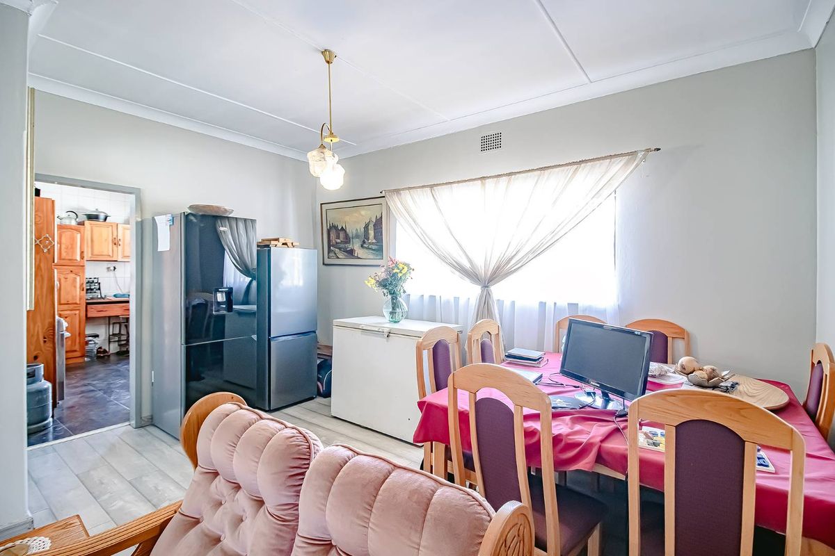 Spacious 3-Bedroom Home with Flatlet & Pool - Photo 5