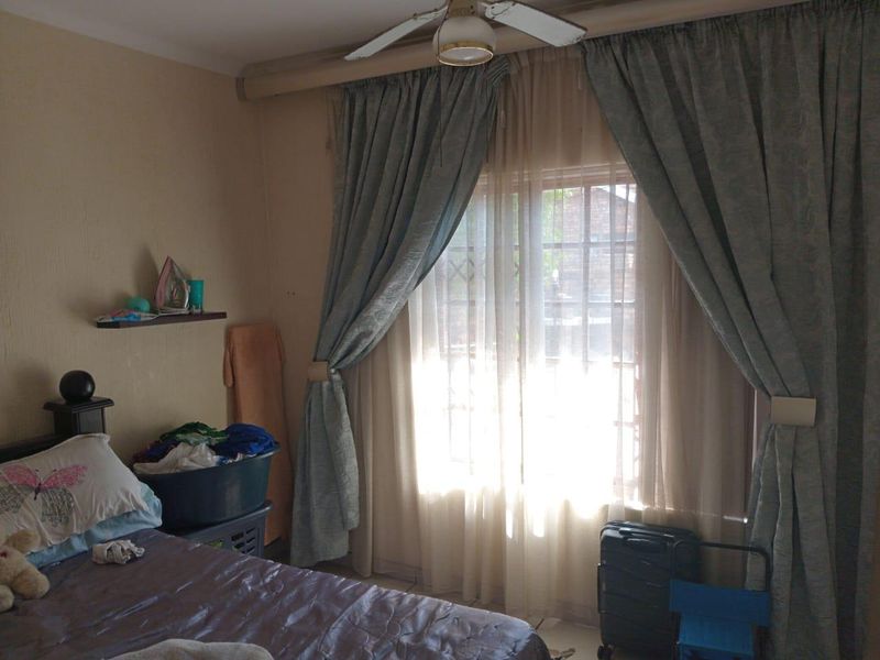 Charming Facebrick Simplex with Practical Comforts & Timeless Appeal - Photo 7