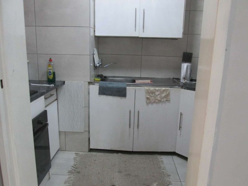 A VERY UNIQUE BEAUTIFUL {1} ONE BEDROOM APARTMENT FOR SALE IN PRETORI CENTRAL BARGAIN - Photo 8